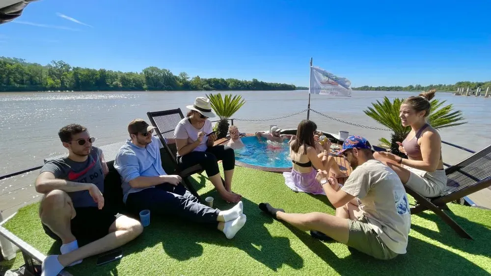 devant et dans le jacuzzi